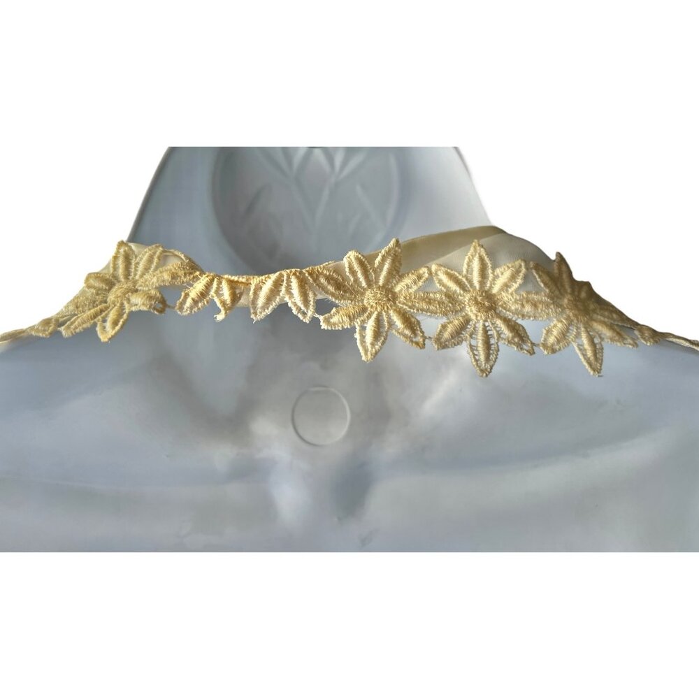 Vintage 1960s Handcrafted Daisy Collar Cream Nylon With Floral Lace Edge - Picture 3 of 9